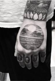 Tangan lanang ing sisih mburi gambar tato seni lanskap abu-abu ireng ireng gambar