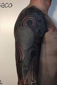 плечо традиционный черно-серый тотем тату