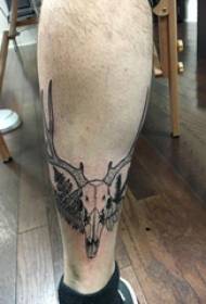vitello da ragazzo su punture nere, linee geometriche, tatuaggi creativi con teschio e teschio