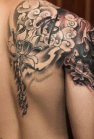 okouzlující černé a bílé totem tetování