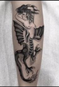 Totemovi uzorci tetovaža različitih vrsta crnih i sivih tonova životinja i biljnih tetovaža
