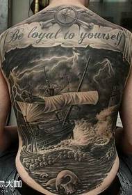 Muguras personības melnā pelēkā kuģa tetovējums