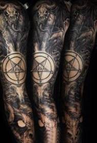 unha variedade de consellos picantes de bosquexo negro e gris clásico patrón de tatuaxe retro dominante da igrexa de Satanás