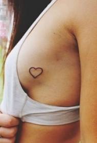 msichana kifua nyeusi kijiometri mistari ya moyo-umbo la tattoo