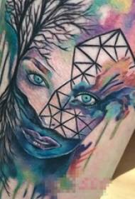le braccia dei ragazzi dipinte ad acquerello spruzza le immagini geometriche astratte del tatuaggio degli elementi del ritratto delle ragazze