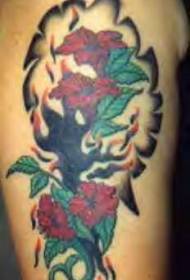 patrón de tatuaje tribal de flor de color de hombro