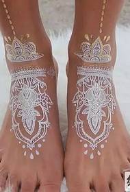 puti nga nindot nga litrato sa tattoo sa henna nga India