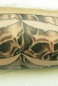 Modello tatuaggio teschio nero e grigio a forma di cuore