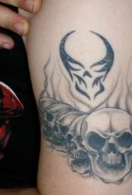 czarny wzór tatuażu płomienia i czaszki