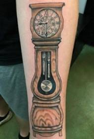Seuns geverf op die deurboorde geometriese lyn horlosie tattoo foto