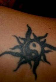 黑色的陰陽八卦太陽圖騰紋身圖案