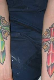 Рука татуировки с красным и зеленым крестом