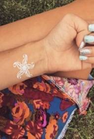 Éagsúlacht bán tattoo de phátrún tattoo líne álainn álainn tattoo bán