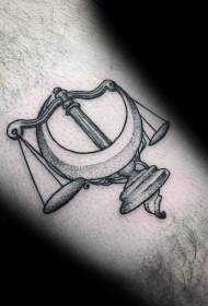 услуби кандакорӣ услуби сиёҳи обӣ Libra ва шакли tattoo моҳ