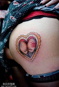 piccolo modello di tatuaggio grafico dipinto a forma di cuore