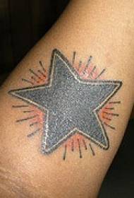 Motivo tatuaggio stella nera lucida