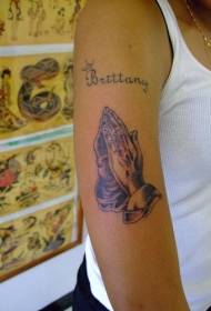 Modèle de tatouage bras noir main prière