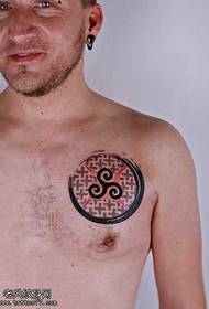 model de tatuaj cu totem religios în piept