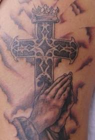 Pregare mani e croce tatuaggio modello del tatuaggio