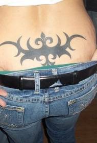 modèle de tatouage totem arrière pointu noir à la taille