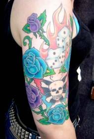 armblå och lila ros med skorpion och skorpions tatueringsmönster