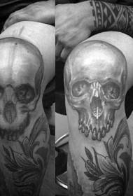 crno-bijeli uzorak tetovaže koljena u realističnom stilu