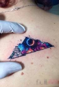 le ragazze dipingono le immagini del tatuaggio del triangolo geometrico degli elementi del pianeta creativo dell'acquerello dipinto