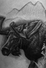 patrón de tatuaje realista de alces negros en las montañas