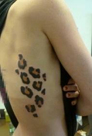 허리 측면에 여자는 기하학적 추상 라인 표범 문신 사진을 그린