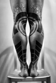 убаво дизајнирана црна племенска тотем шема на тетоважи на нозете