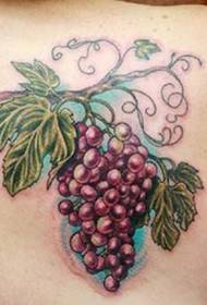 il motivo del tatuaggio dell'uva viola ti dà più mistero