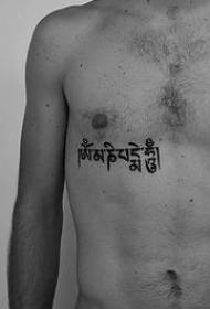 Krūtinės indų budizmo eilėraštis juodas tatuiruotės modelis