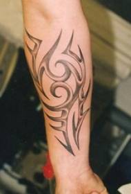 Braccio del ragazzo sull'immagine creativa nera del tatuaggio del totem di Grey Sketch Sting Tip