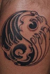 patrón de tatuaje de logotipo de chisme clásico blanco y negro de yin y yang