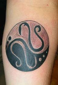 Yin an Yang Klatsch mat Bréif Tattoo Muster