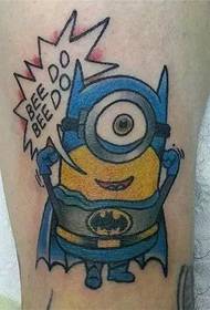 Mielas mažo geltonojo žmogaus tatuiruotė Batmano kostiumui