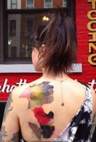 Ang mga batang babaye sa luyo sa mga kahanas sa pagdibuho sa personalidad nga mga geometric nga litrato sa tattoo nga tattoo