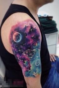 ແຂນຂອງເດັກຊາຍທີ່ແຕ້ມ gradient starry ເຄົ້າອົງປະກອບເຄົ້າ geometric ດາວຈັກກະວານຮູບ tattoo