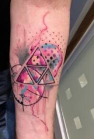 U bracciu di u zitellu hà dipinte elementi geometrici à gradienti linee di tatuaggi di triangulu