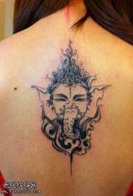 Meitenes muguras glīts ziloņa tetovējums