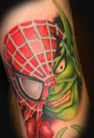 vestito come un modello di tatuaggio da cartone animato gigante verde di Spider-Man
