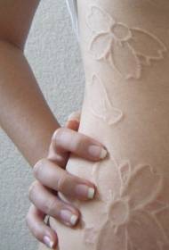 sisi pinggang perempuan tinta putih pola tato bunga