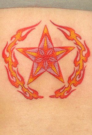 Pekný farebný pentagramový plameňový tetovací obrázok