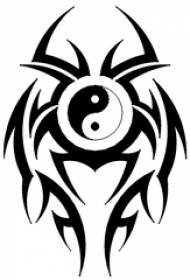Manoscritto del tatuaggio del totem del pettegolezzo del totem di yin e di yang di schizzo della linea nera