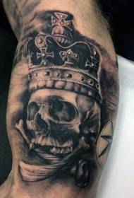 velik črno siv slog lobanje krona osebnost vzorec tatoo