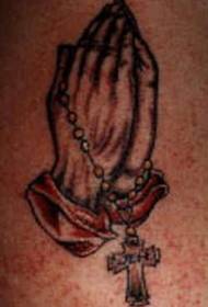 paže farebné modlitebné ruky s krížovým tetovaním