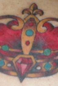 красная корона на спине с татуировкой из драгоценных камней