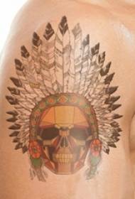 ragazzi sul braccio dipingevano linee geometriche semplici con disegni creativi di tatuaggi indiani