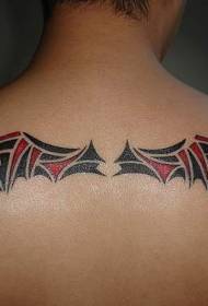nuevo patrón de tatuaje de alas negras y rojas