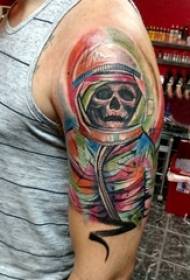 anak laki-laki di lengan dicat garis abstrak gambar tengkorak tato astronot
